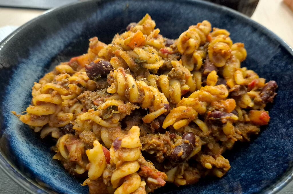 Chilli con carne with fusilli